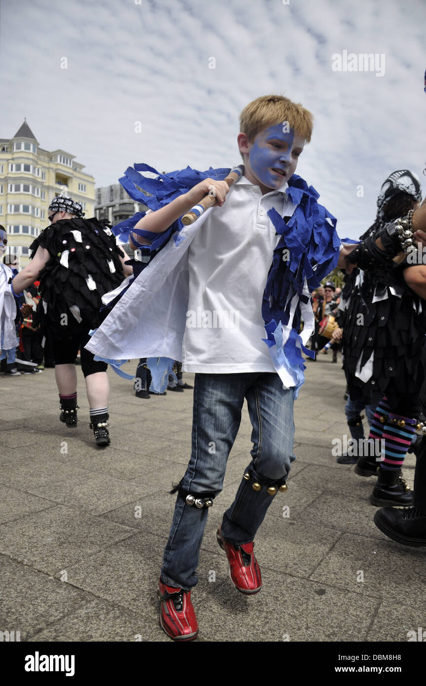 Erwachsene und Kinder Moriskentänzer in Eastbourne Lammas Festival 2013 Stockfoto