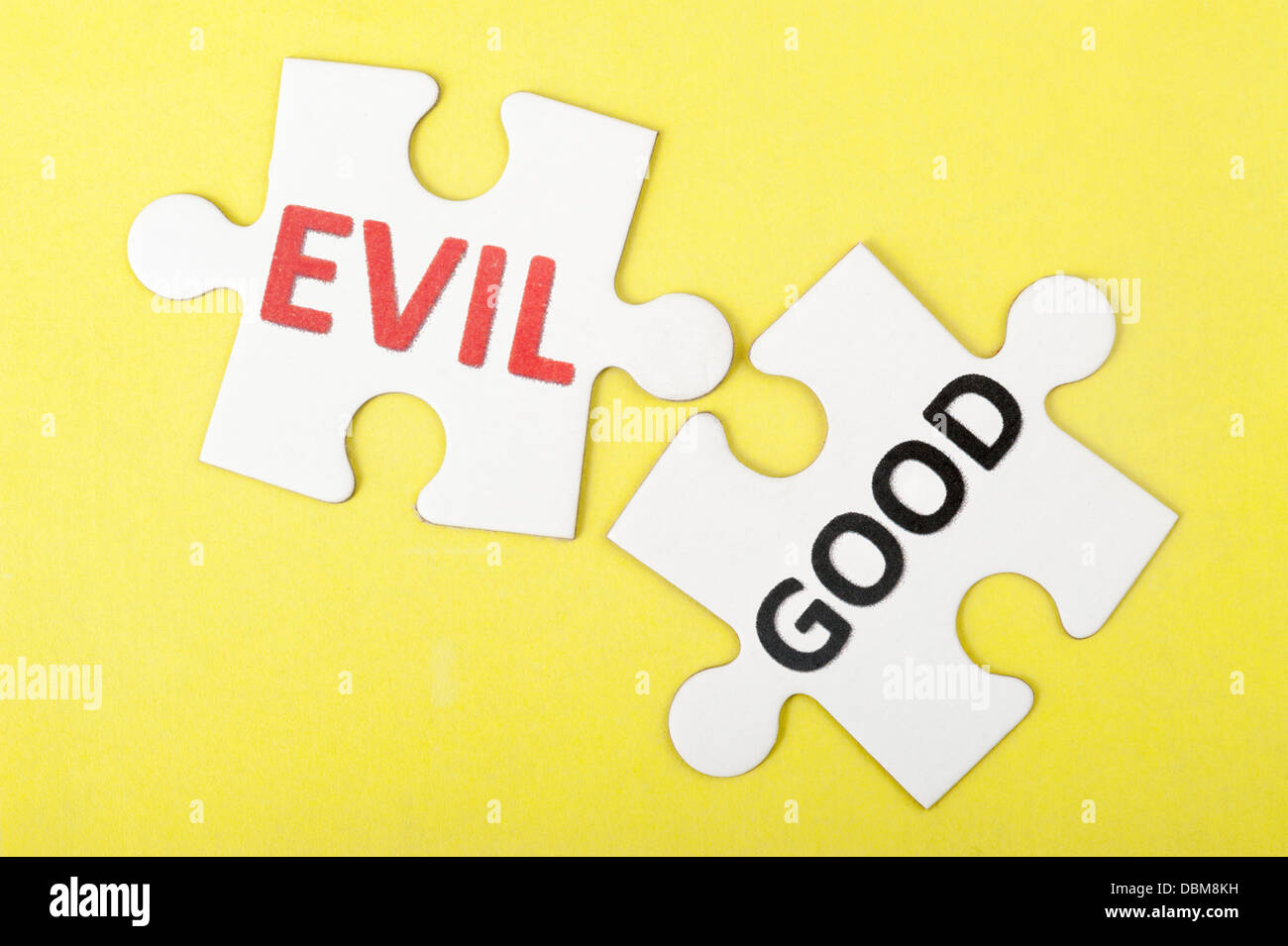 Böse und gute Worte auf zwei Teile des Puzzles Stockfoto