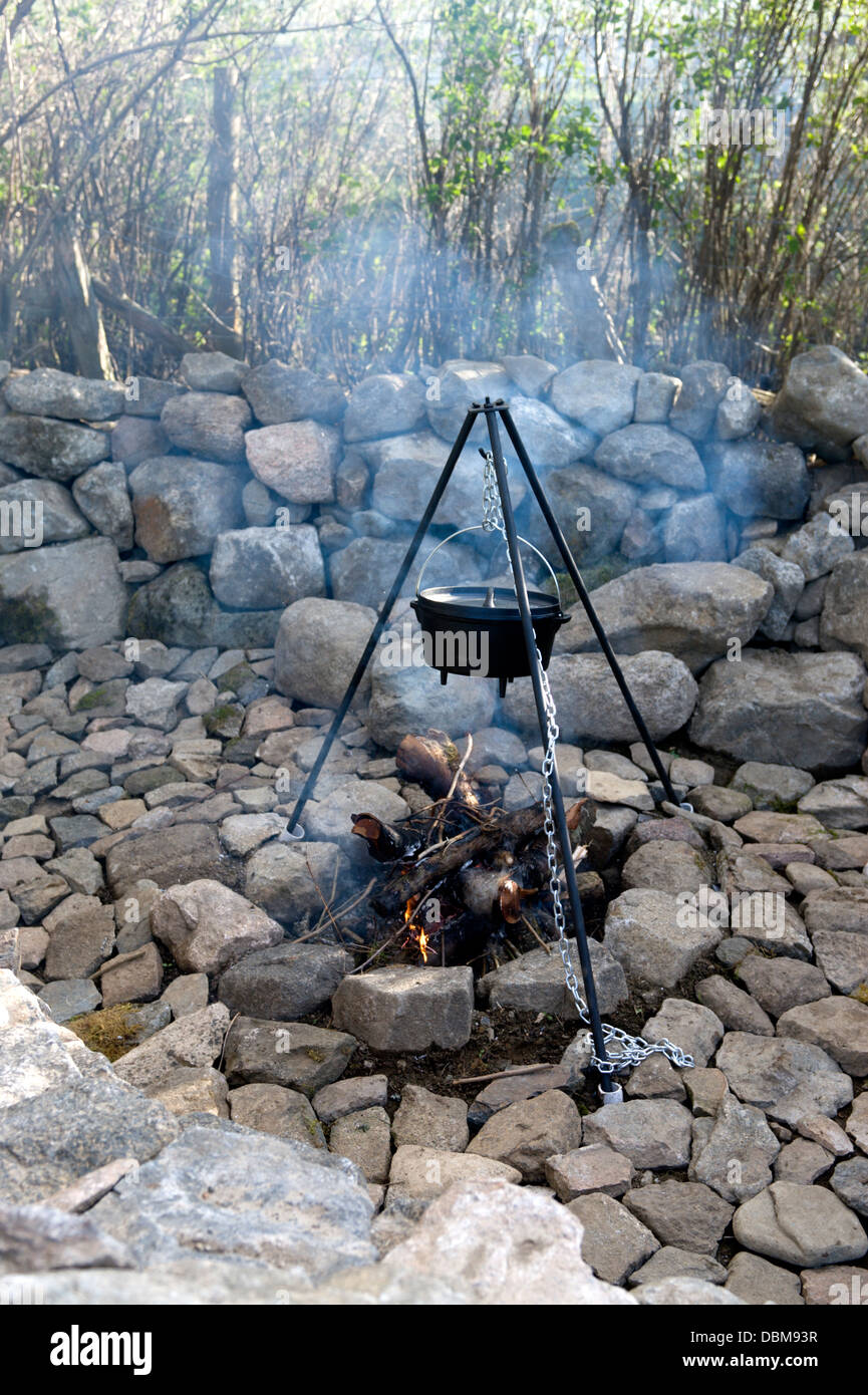 OutdoorFeuerstelle mit Stativ und Dutch Oven Kochtopf Stockfotografie