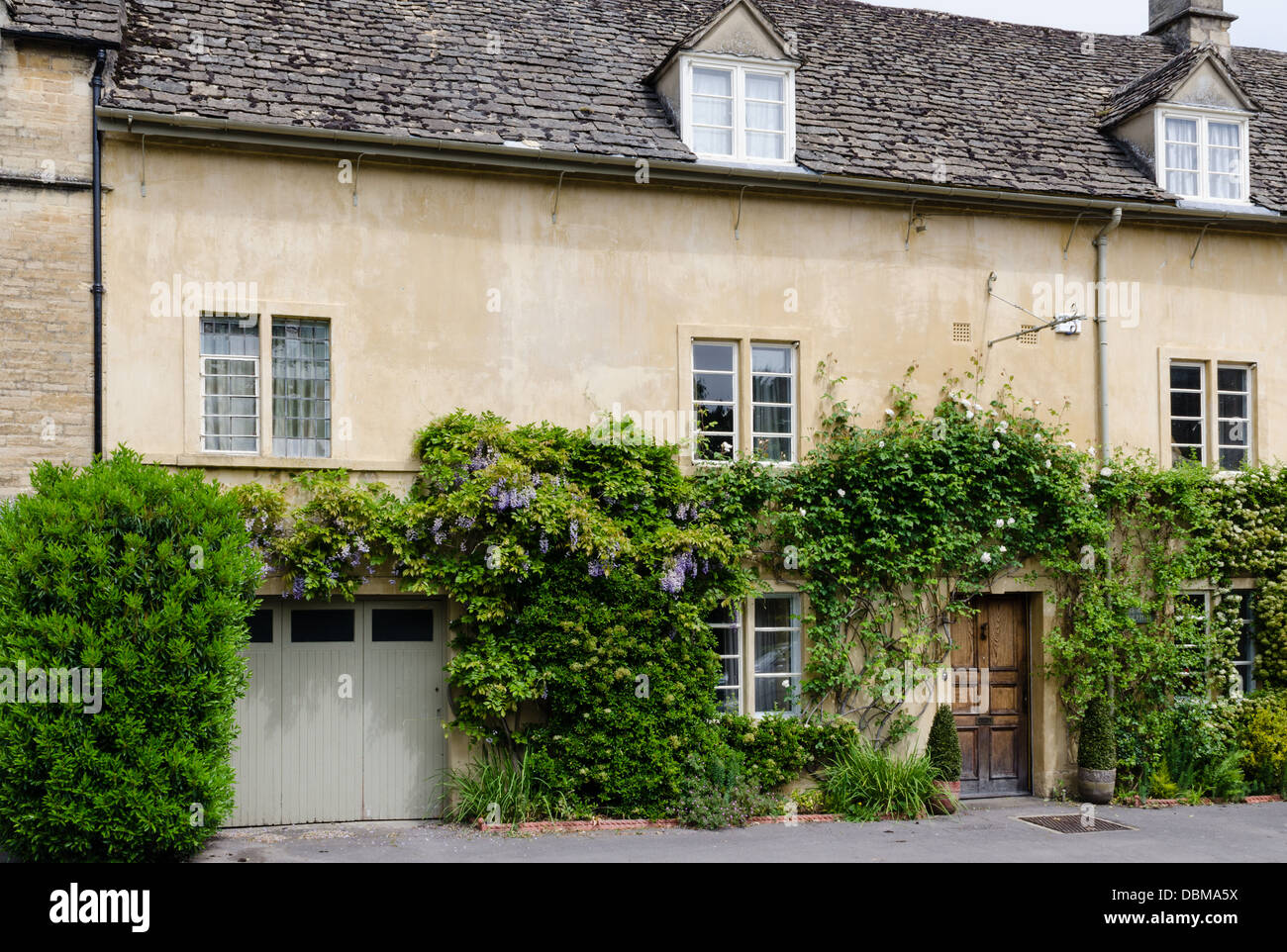 Traditionelles Cotswold Steinhaus auf Cecily Hügel in Cirencester Stockfoto