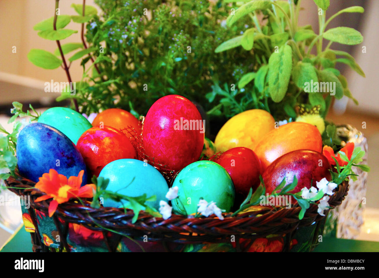 Ein Korb Mit Ostereiern In Sofia Bulgarien Farben Von Eiern Fur Die Osterferien Ist Eine Populare Christliche Tradition Stockfotografie Alamy