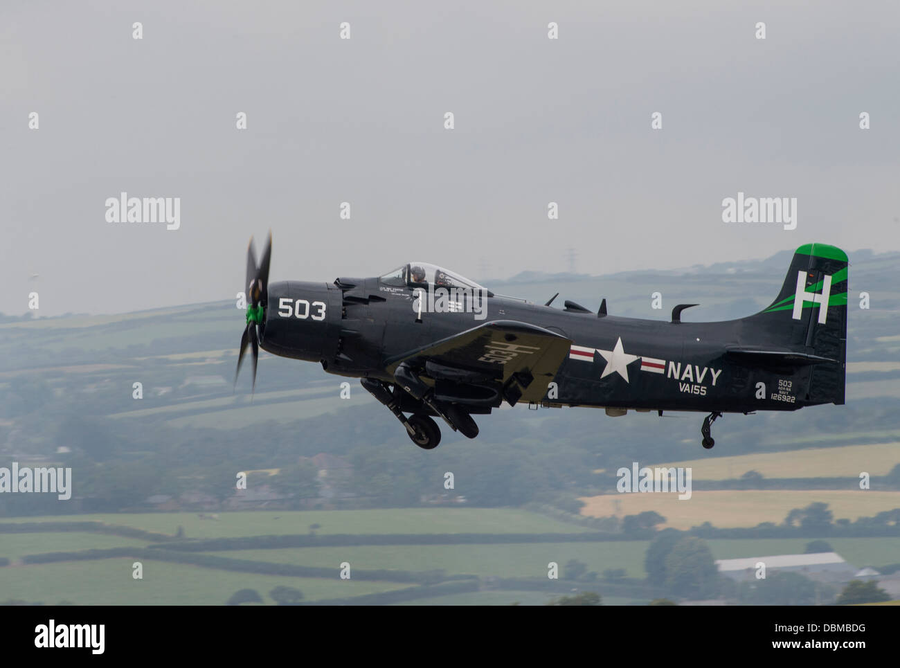 Douglas AD-4NA Skyraider in Vereinigte Staaten Marine Farben nur nach dem Start eingeben es fliegt Display (c) Bob Sharples/Alamy Stockfoto