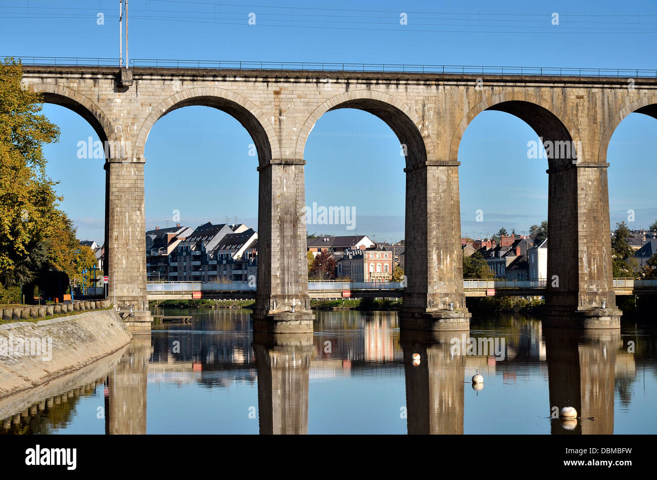 Viadukt am Fluss Mayenne in Laval, Gemeinde im Département Mayenne in Nordwest-Frankreich Stockfoto