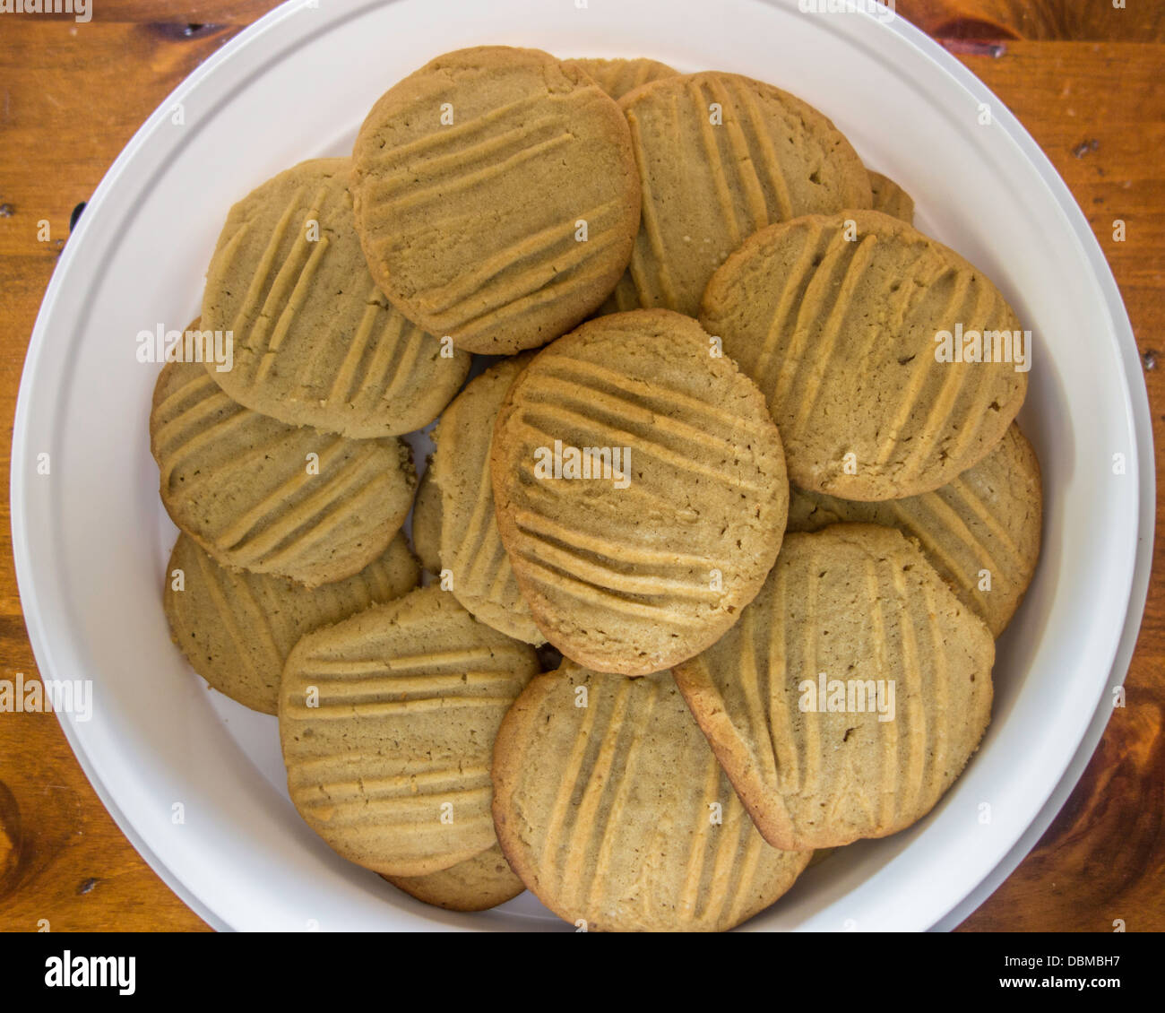 Selbstgemachte Erdnussbutter Cookies, frisch gebackene, in einem weißen Aufbewahrungsbehälter aus Kunststoff, Holz- Tabelle. USA. Stockfoto