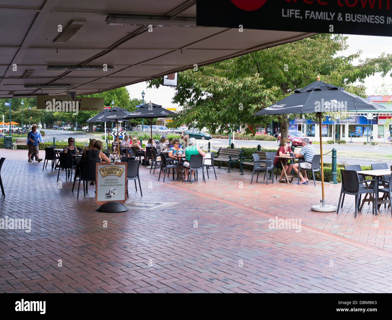 dh CAMBRIDGE NEW ZEALAND Stadt alfresco Straßencafé im Freien zu essen Stockfoto