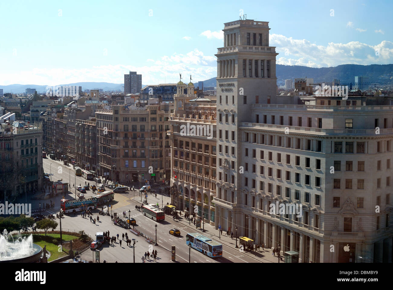 Die Placa De Catalunya im Herzen von Barcelona. Katalonien. Spanien. Zeigt Straßen mit Menschen und Verkehr. Von oben gesehen. Stockfoto