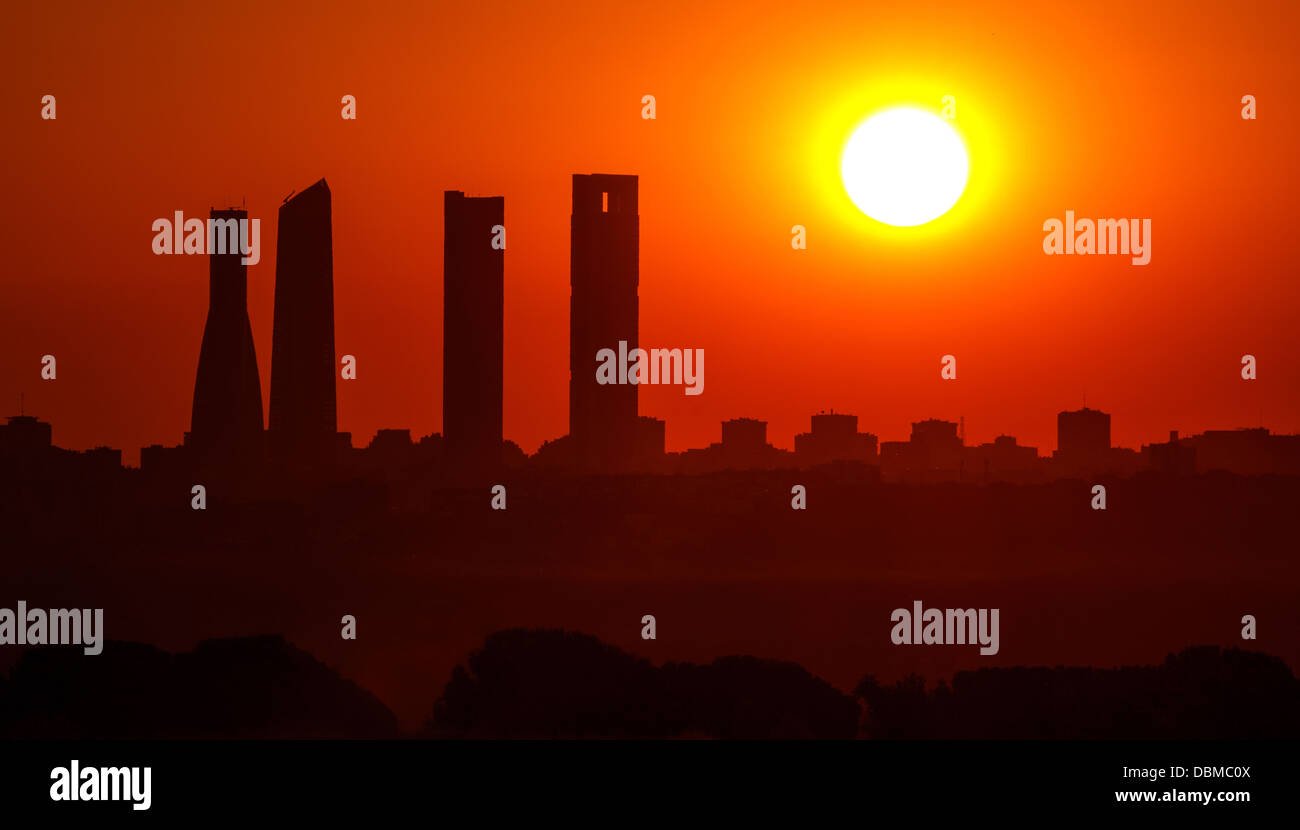 Sunrise Business Tower Silhouette in Madrid Stockfoto