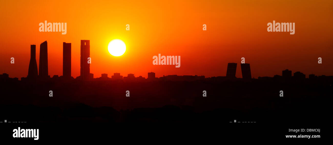 Sunrise Business Tower Silhouette in Madrid Stockfoto