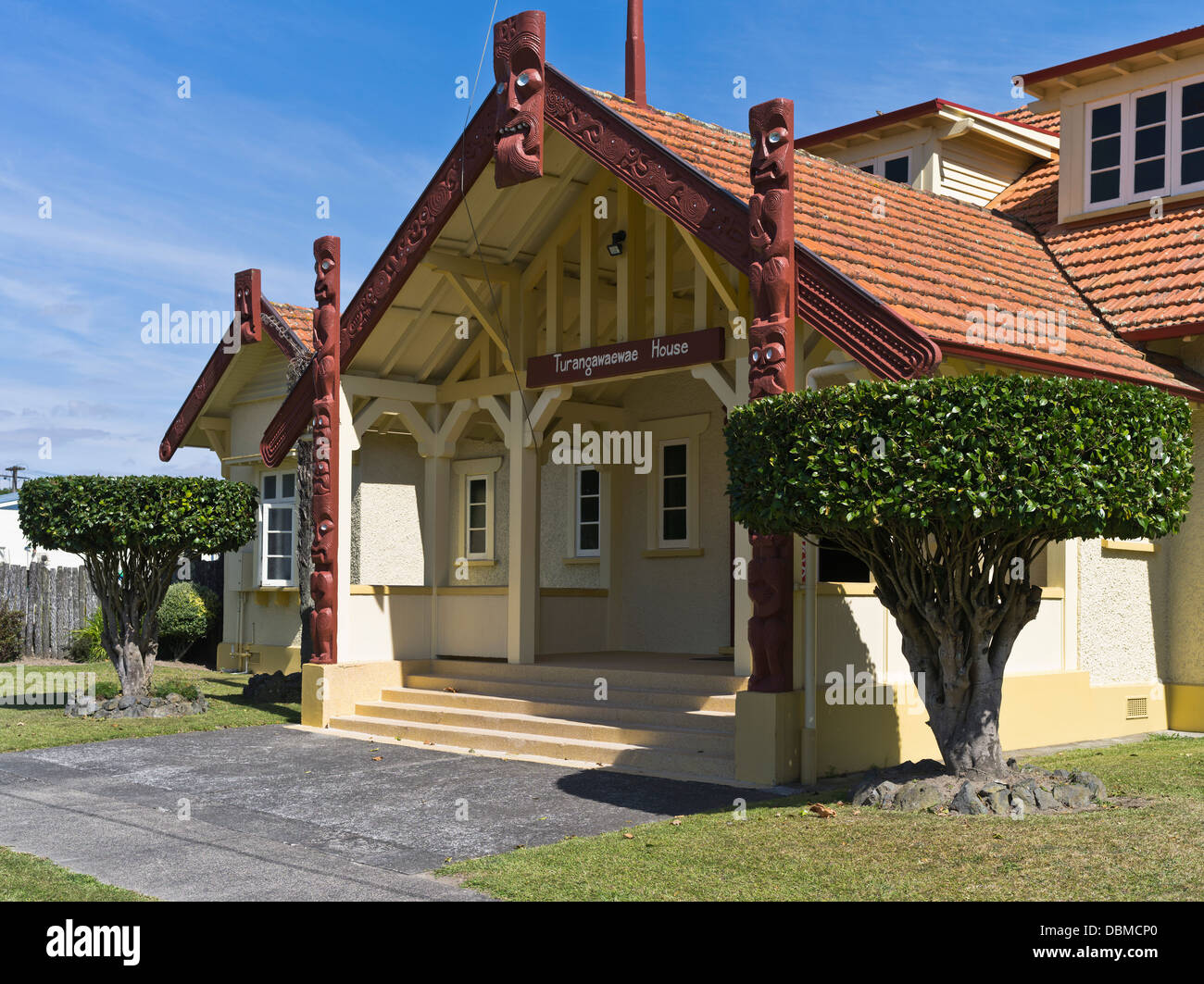 Dh NGARUAWAHIA NEUSEELAND Turangawaewae Haus Maori Marae geschnitzten pole Beiträge schnitzen Holz Maori Kunst Stockfoto