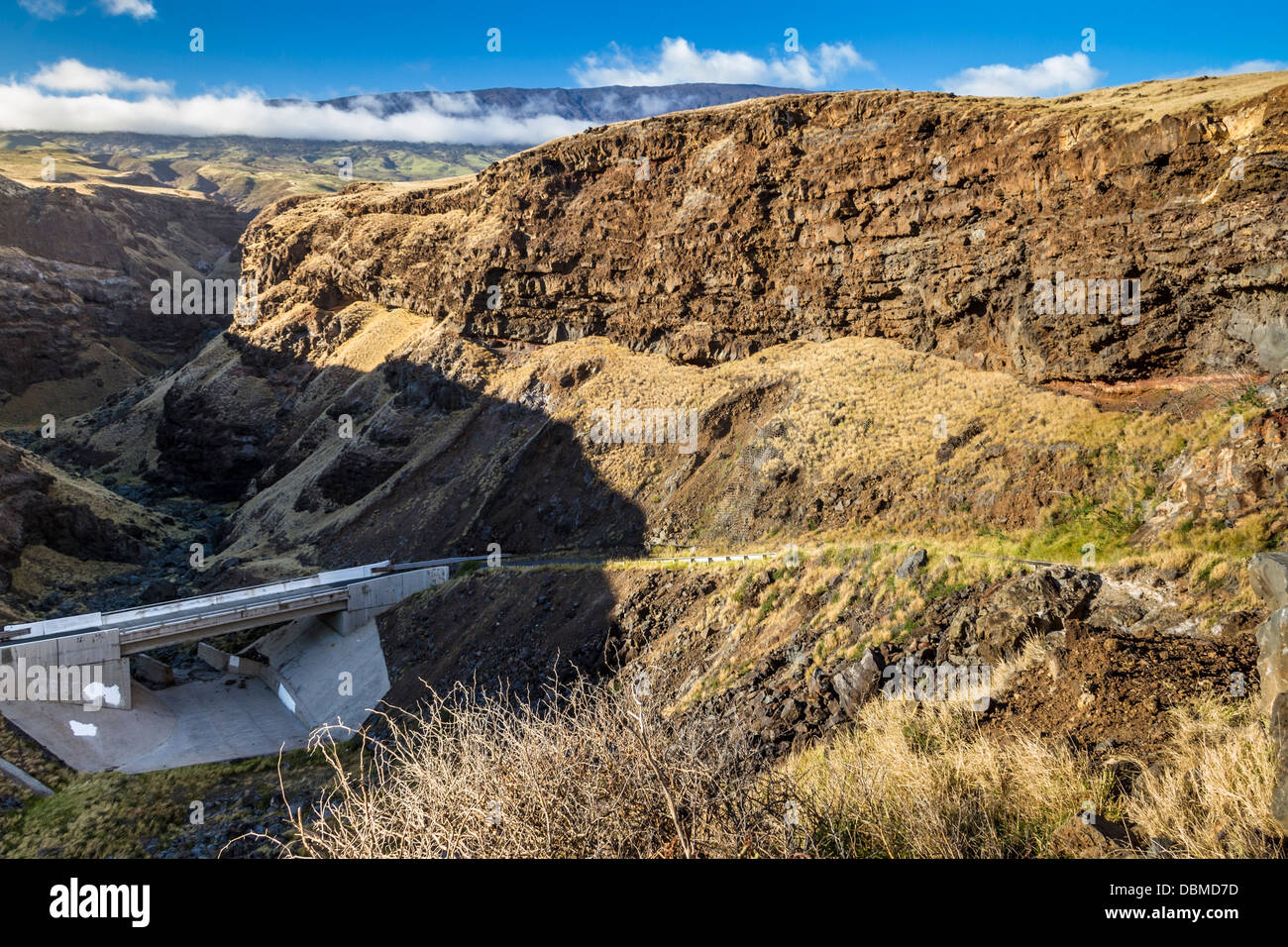 Manawainui Bridge, eine neue moderne Ergänzung des rauen Piilani Highway auf der Insel Maui in Hawaii. Stockfoto