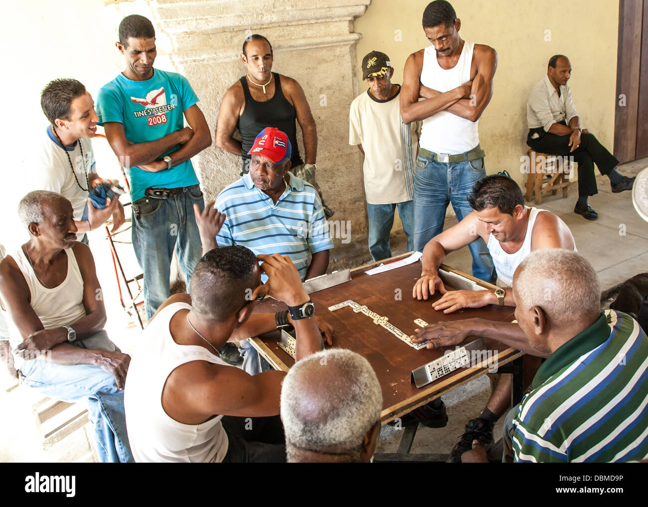 Männer in einer Havanna Street spielen Dominos Stockfoto