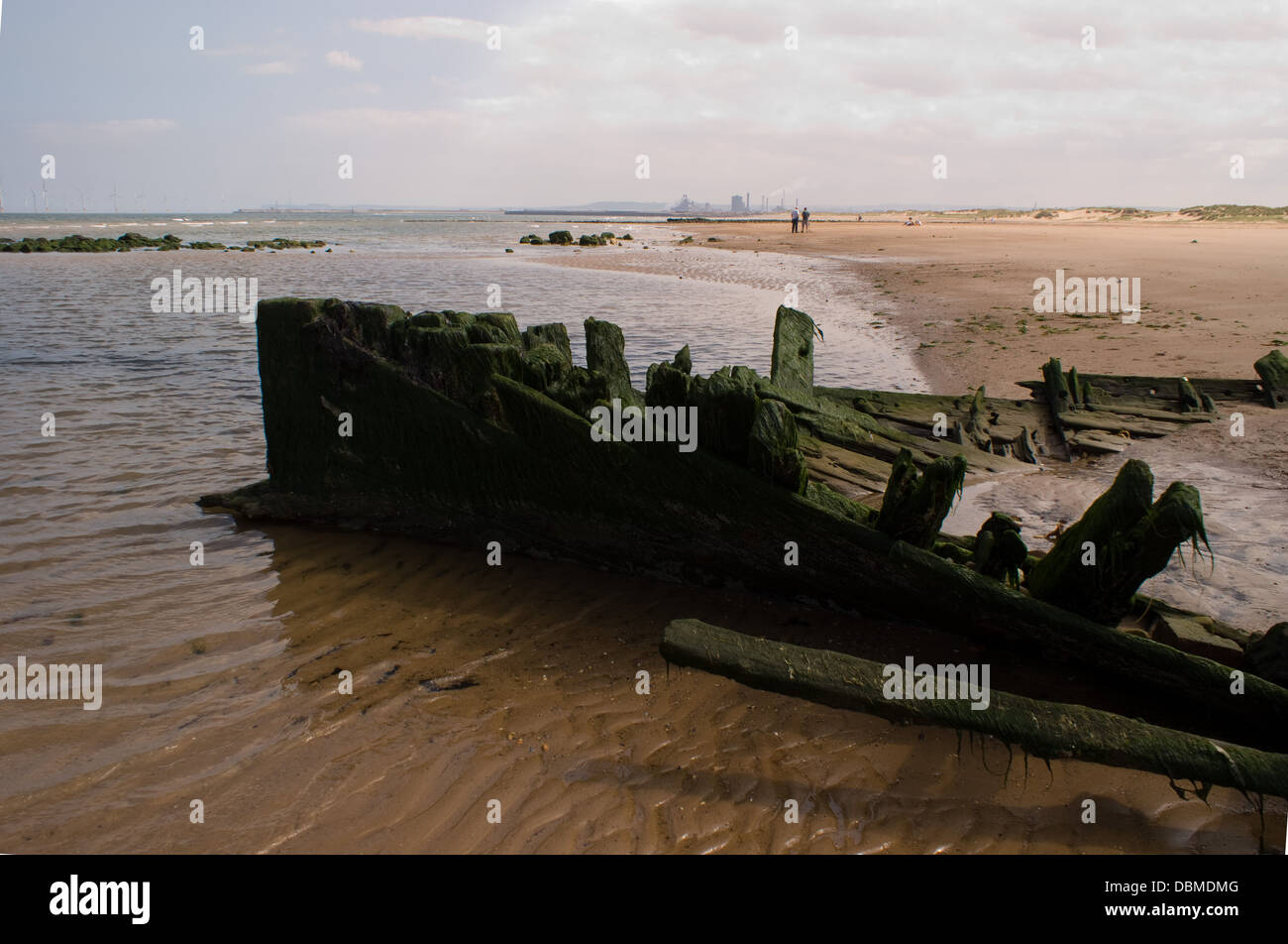 Historisches Wrack Holz- Boot Schiffbruch durch das Meer bei Seaton Carew Hartlepool aufgedeckt am Strand Stockfoto