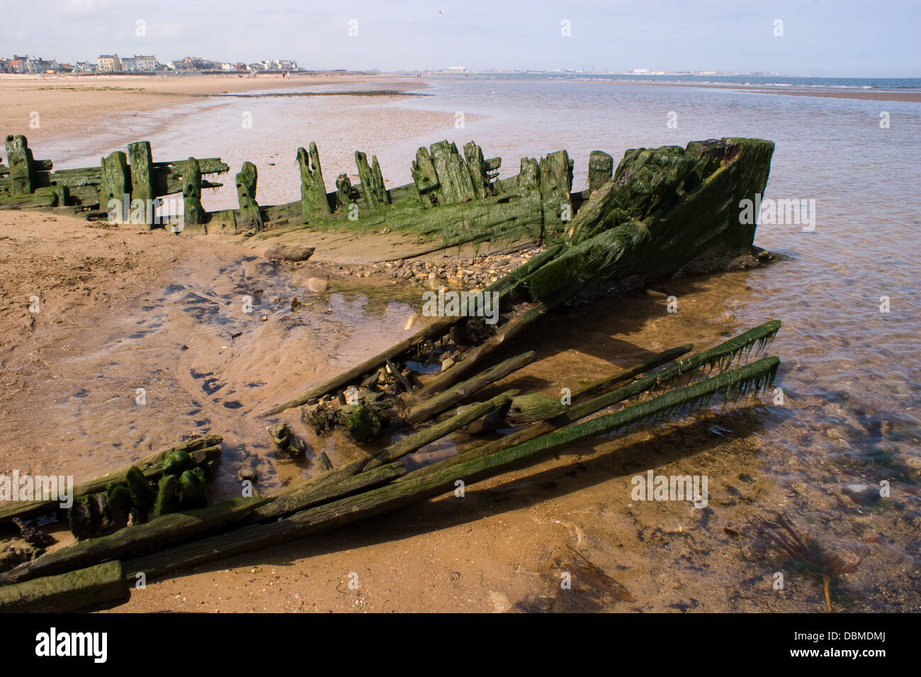 Historisches Wrack Holz- Boot Schiffbruch durch das Meer bei Seaton Carew Hartlepool aufgedeckt am Strand Stockfoto
