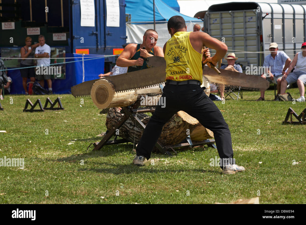 New Forest & Hampshire County Show, in der Nähe von Brockenhurst, Hampshire UK 1. August 2013. Tausende strömen auf die Show am letzten Tag, als die Temperaturen steigen und die Sonne scheint. Holz Sägen Wettbewerb. Bildnachweis: Carolyn Jenkins/Alamy Live-Nachrichten Stockfoto
