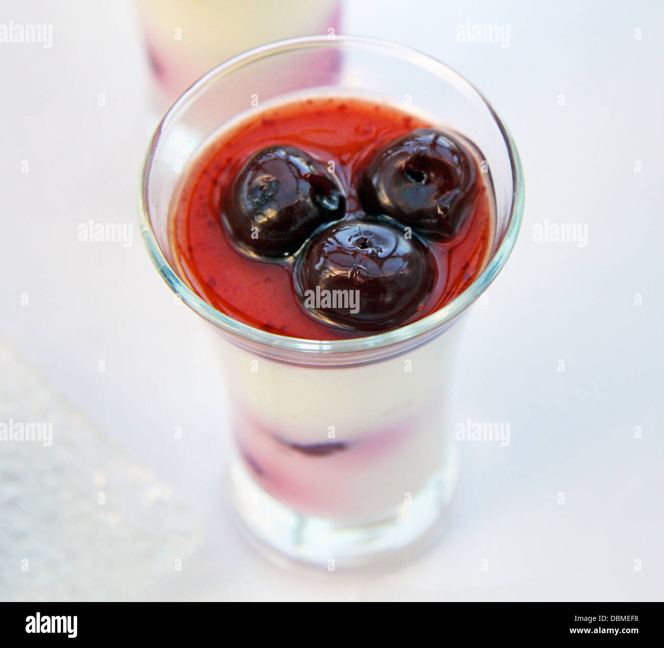 frische Schwarzwälder Kirsch-Dessert im Glas Stockfoto
