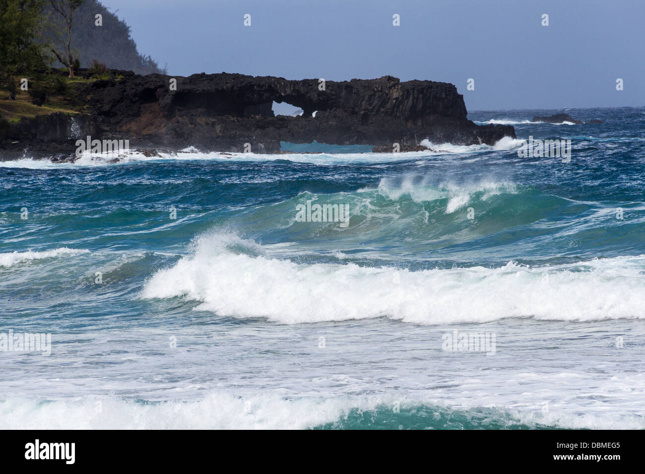 Bögen und Wellen am Kaihalulu Red Sand Beach auf Maui auf Hawaii. Stockfoto