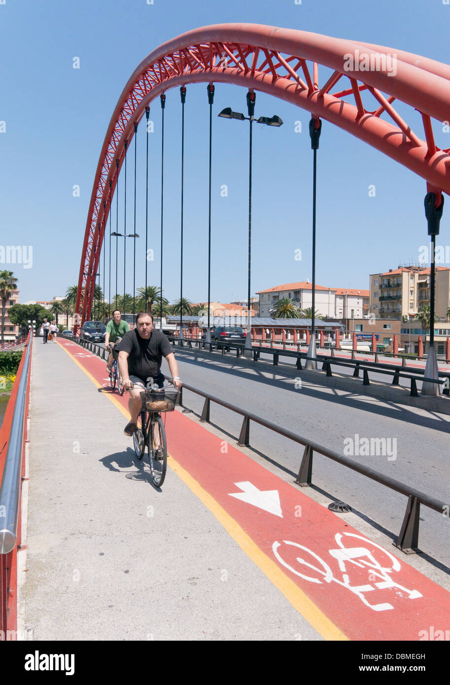 Männer, mit einem Radweg, Radfahren über den Fluss Centa Brücke in Albenga, Nord-Italien, Europa Stockfoto