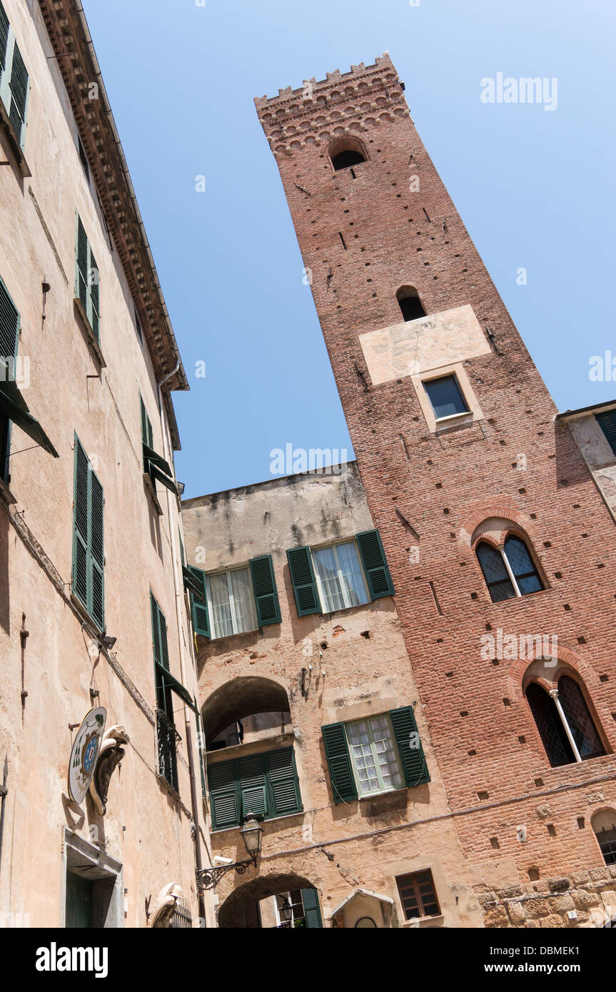 Turm der St. Michael Kathedrale in der nördlichen italienischen Altstadt von Albenga, Ligurien. Stockfoto