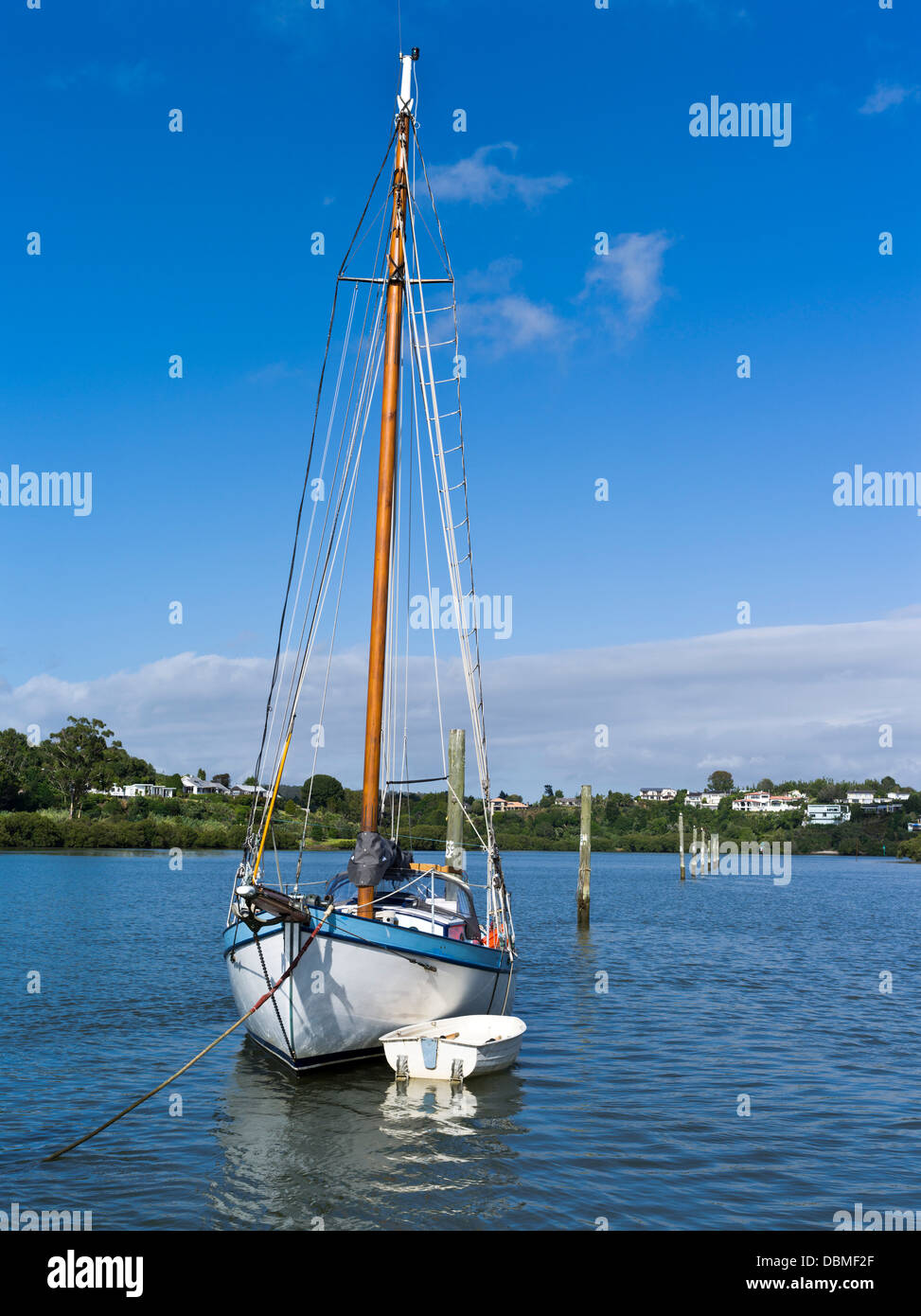 Dh Kerikeri BUCHT DER INSELN NEW ZEALAND Yacht und Beiboot gebunden Moorings Yacht anchorage Northland Stockfoto