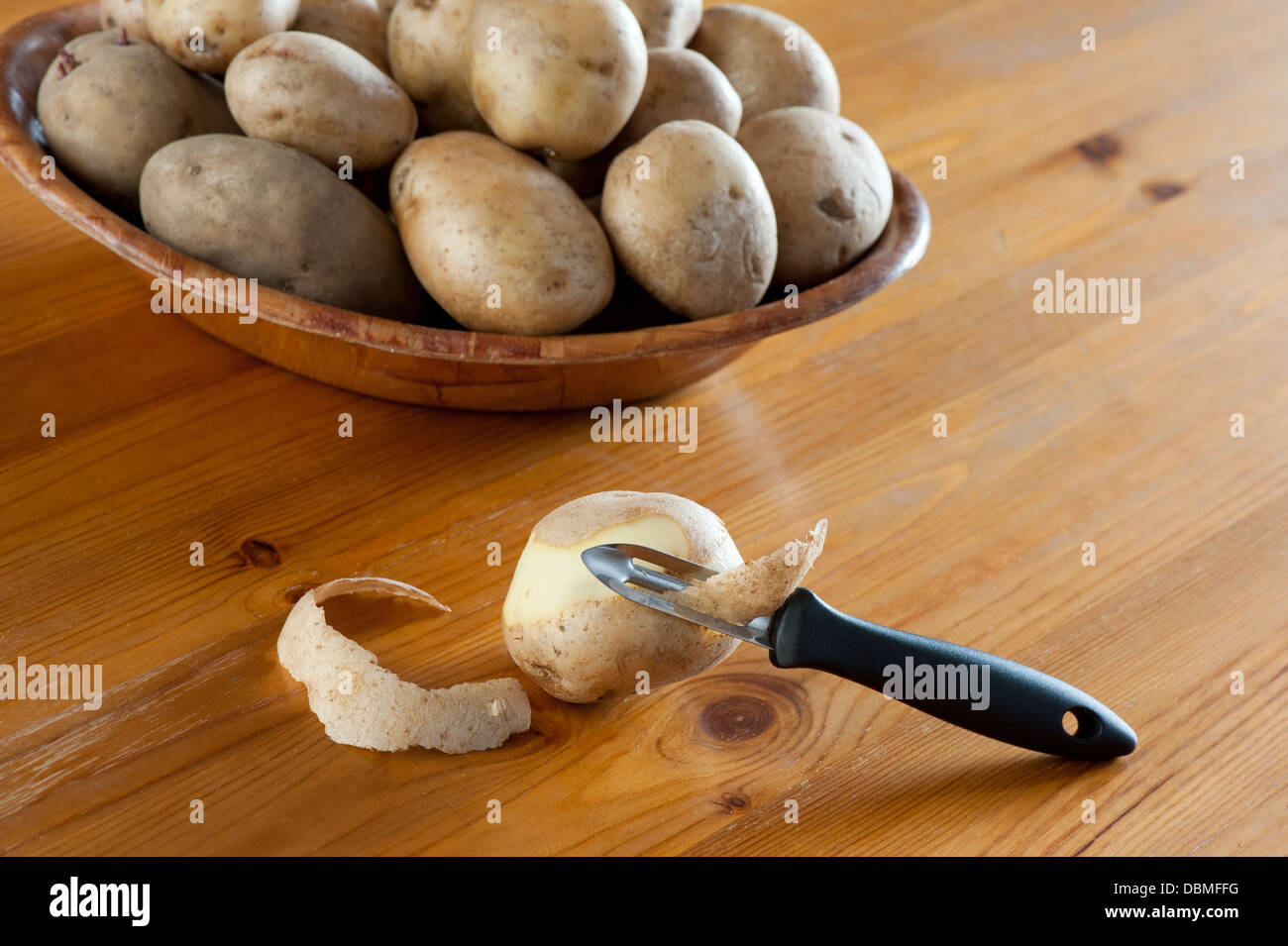 Kartoffelschäler und Peelings der Knolle Stockfoto
