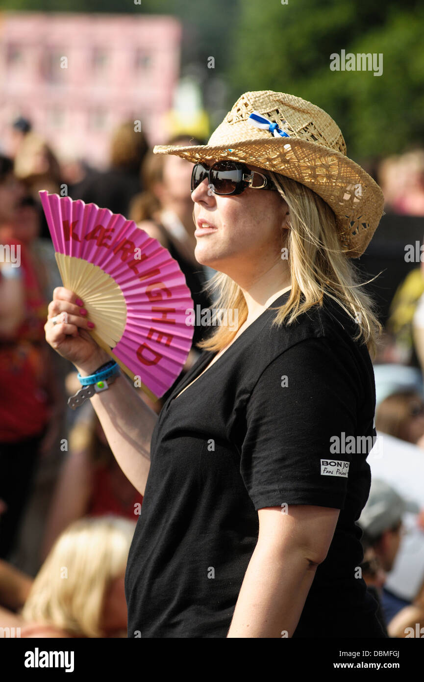 Fans in der Sonne als Kaiser Chiefs spielt Barclaycard präsentiert British Summer Time Hyde Park am Hyde Park am 07.05.2013 im Hyde Park, London. Bild von Julie Edwards Stockfoto