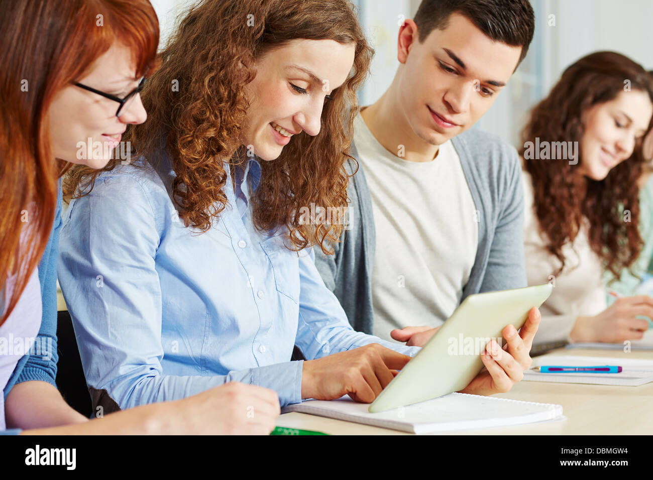 Studenten lernen online mit Tablet-Computer im Unterricht Stockfoto