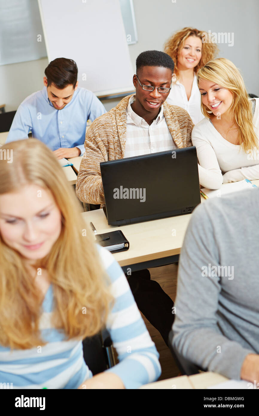 Studenten studieren mit Laptop-Computer in der Klasse und miteinander zu reden Stockfoto