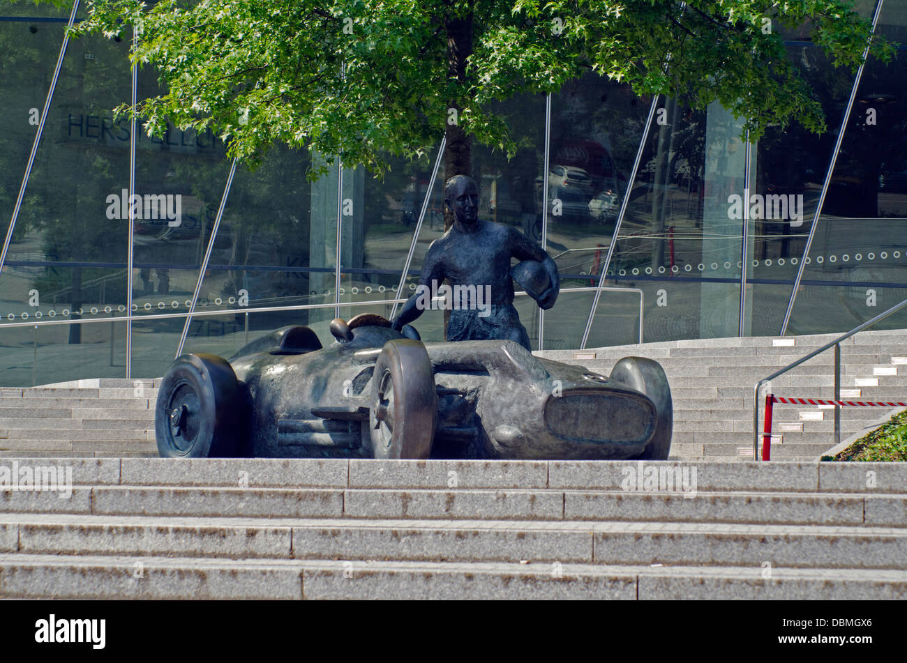 Die Statue der argentinischen fünfziger Jahre Formel 1 Weltmeister Juan Manuel Fangio im Mercedes Museum in Stuttgart Deutschland Stockfoto
