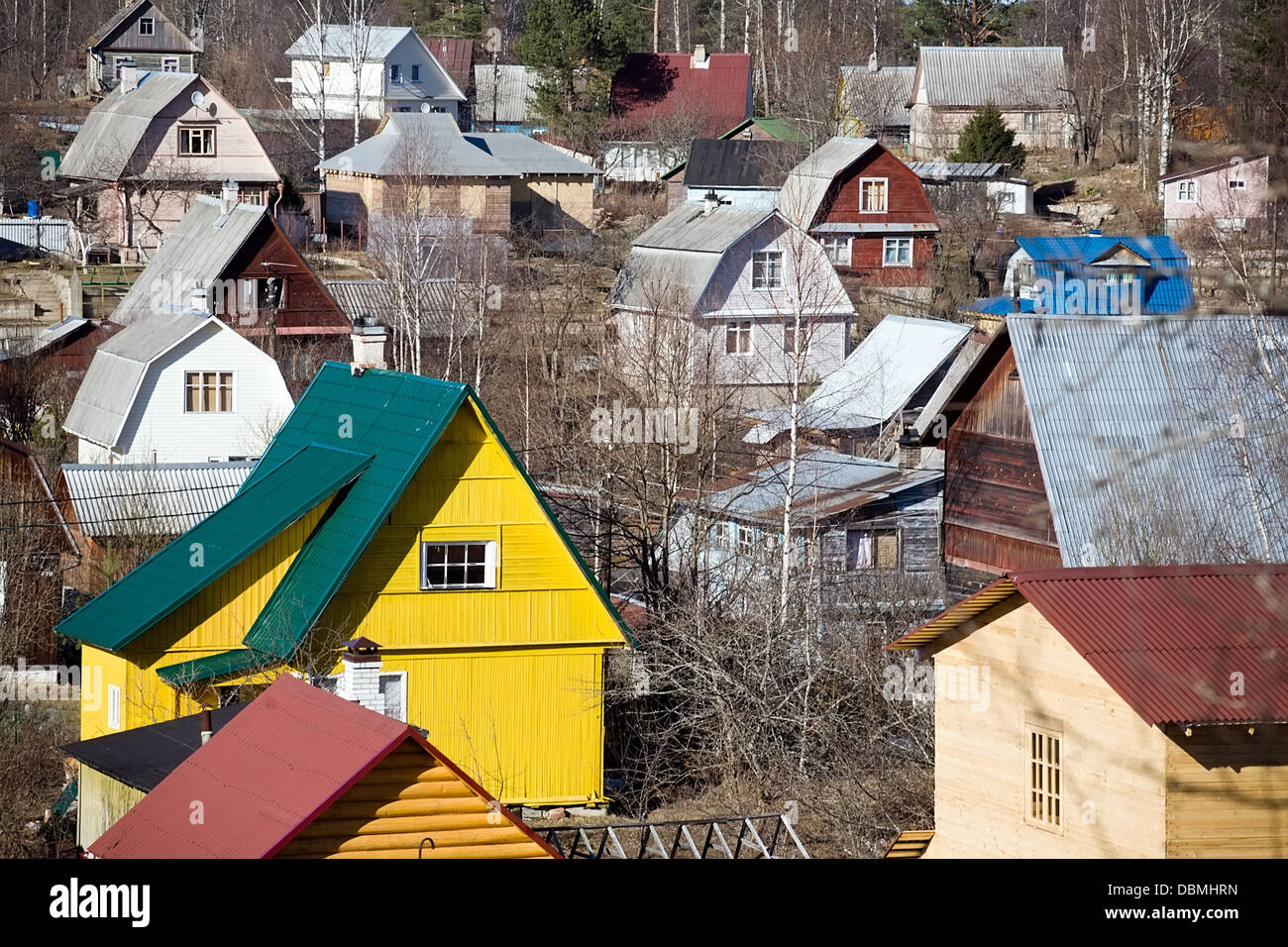 Blick auf Vorort-Siedlung in Russland mit kleinen Holzhäusern Stockfoto