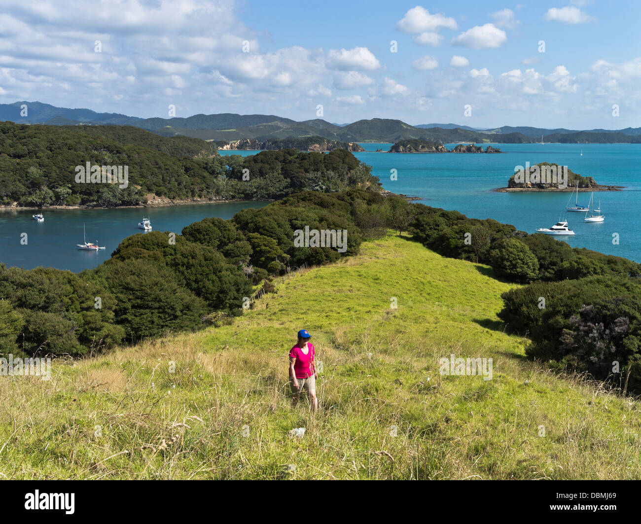 dh Urupukapuka Island BAY OF ISLANDS NEUSEELAND Frau Tourist Wandern Fußweg Erkunden Insel Urlaub Menschen wandern Stockfoto