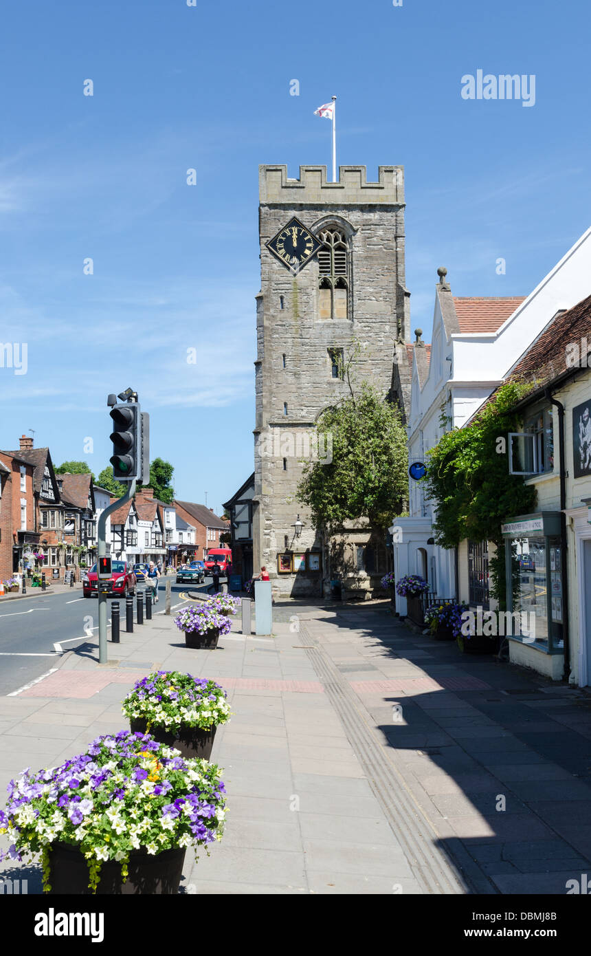 Blick entlang Henley-in-Arden High Street in Richtung Kirche des Hl. Johannes des Täufers Stockfoto