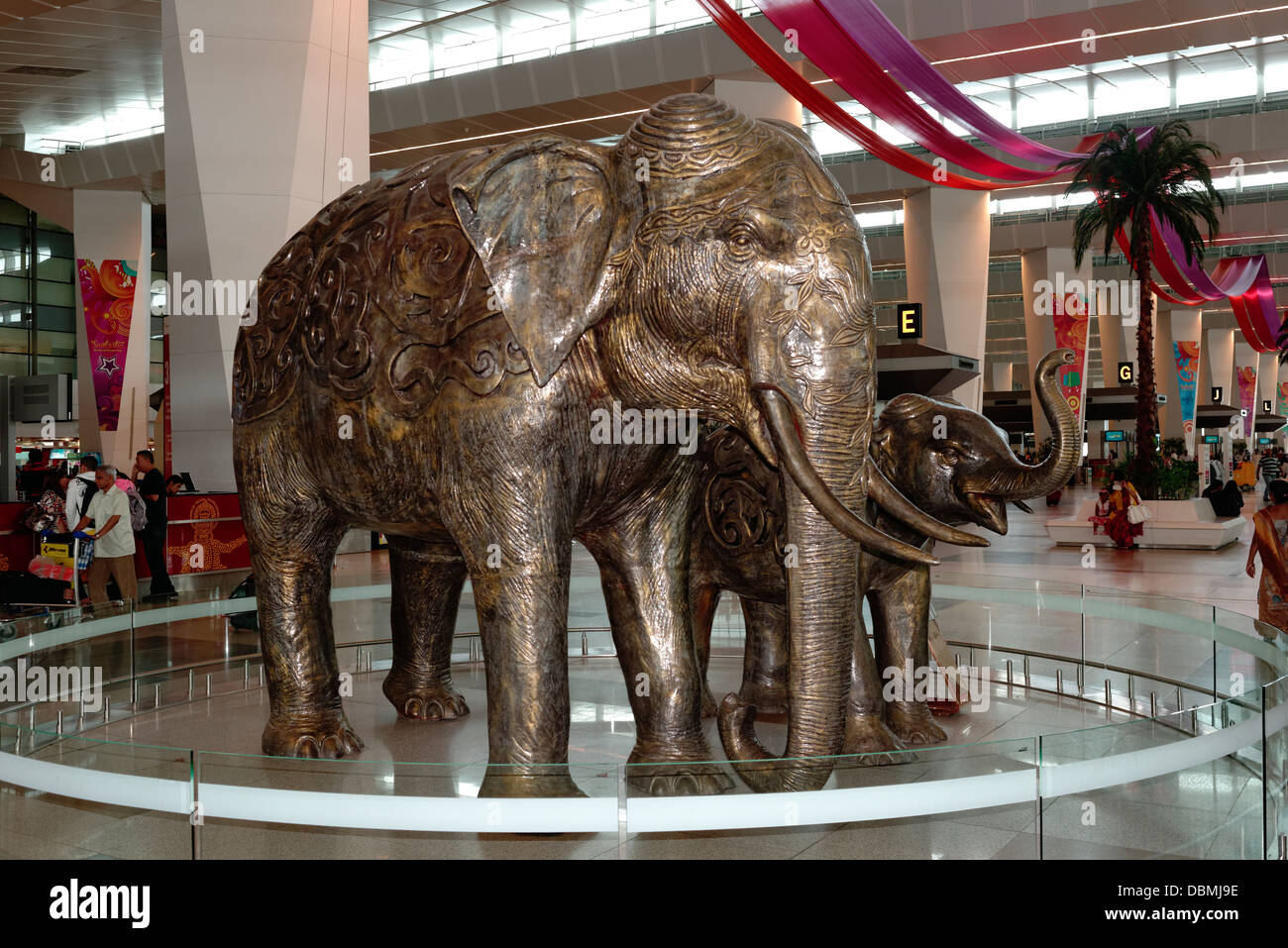 Skulptur Statue von Indien Elefanten und jung, Neu-Delhi - Indira Gandhi International airport Stockfoto