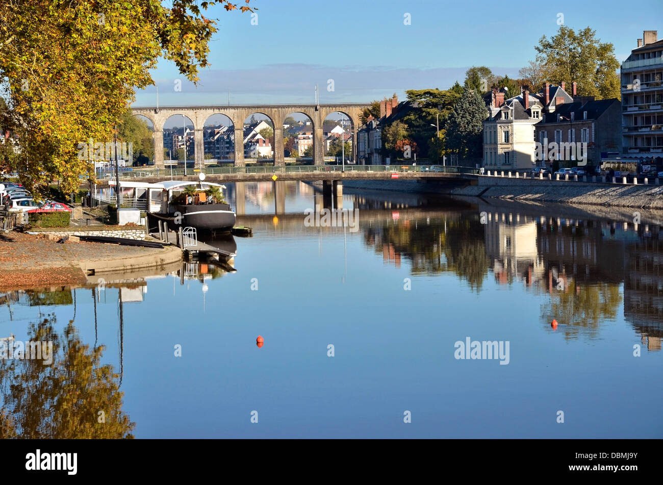 Des Flusses Mayenne mit dem Viadukt im Hintergrund in Laval, Gemeinde im Département Mayenne in Nordwest-Frankreich Stockfoto