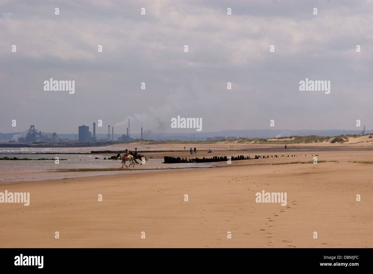 Historisches Wrack Holz- Boot Schiffbruch durch das Meer bei Seaton Carew Hartlepool aufgedeckt am Strand Stockfoto