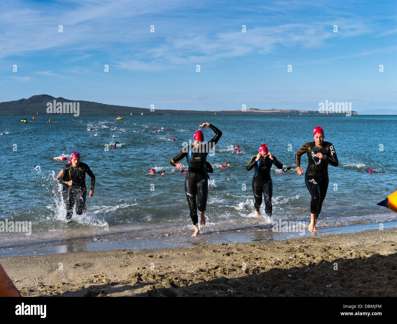 dh Waitemata Harbour AUCKLAND NEUSEELAND NZ Damen Schwimmer Schlaganfall Und Stride Schwimmen Schwimmen Lauf Rennen Strand Mission Bay Triathlon Frauen im offenen Wasser Stockfoto