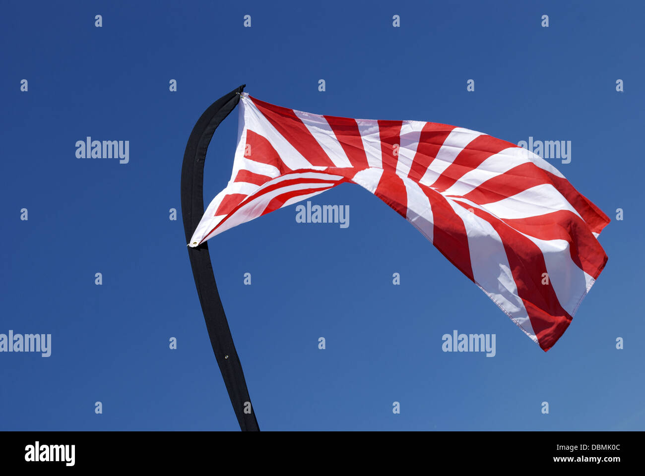 aufgehenden Sonne Fähnchen im Wind am blauen Himmel Stockfoto