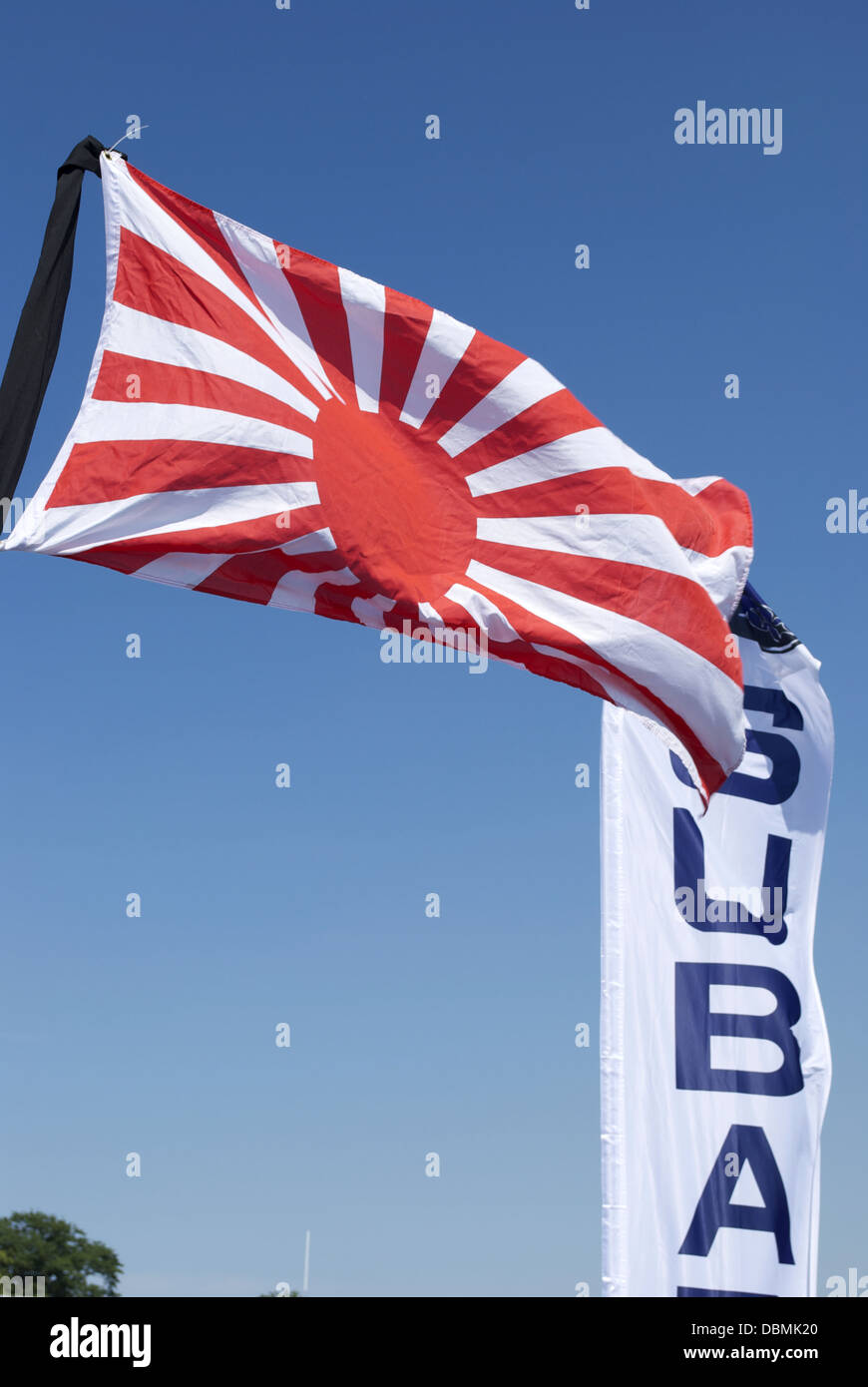 Japanische Flagge auf blauem Himmel mit Subaru-banner Stockfoto