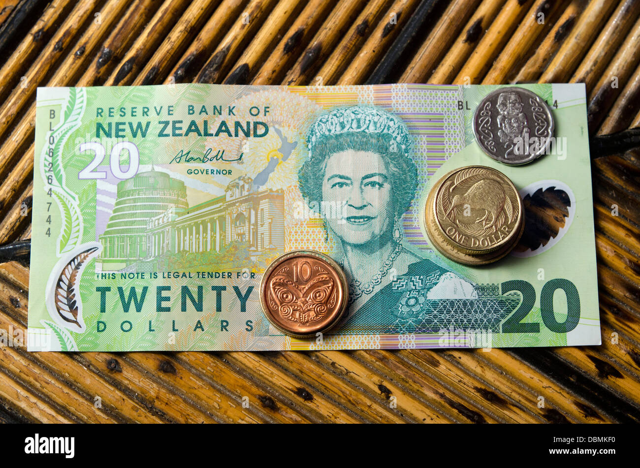Neuseeland Wahrung Der Zwanzig Dollar Note Mit Der Monarch Konigin Elizabeth Ii Und Nz Dollar Munzen Stockfotografie Alamy