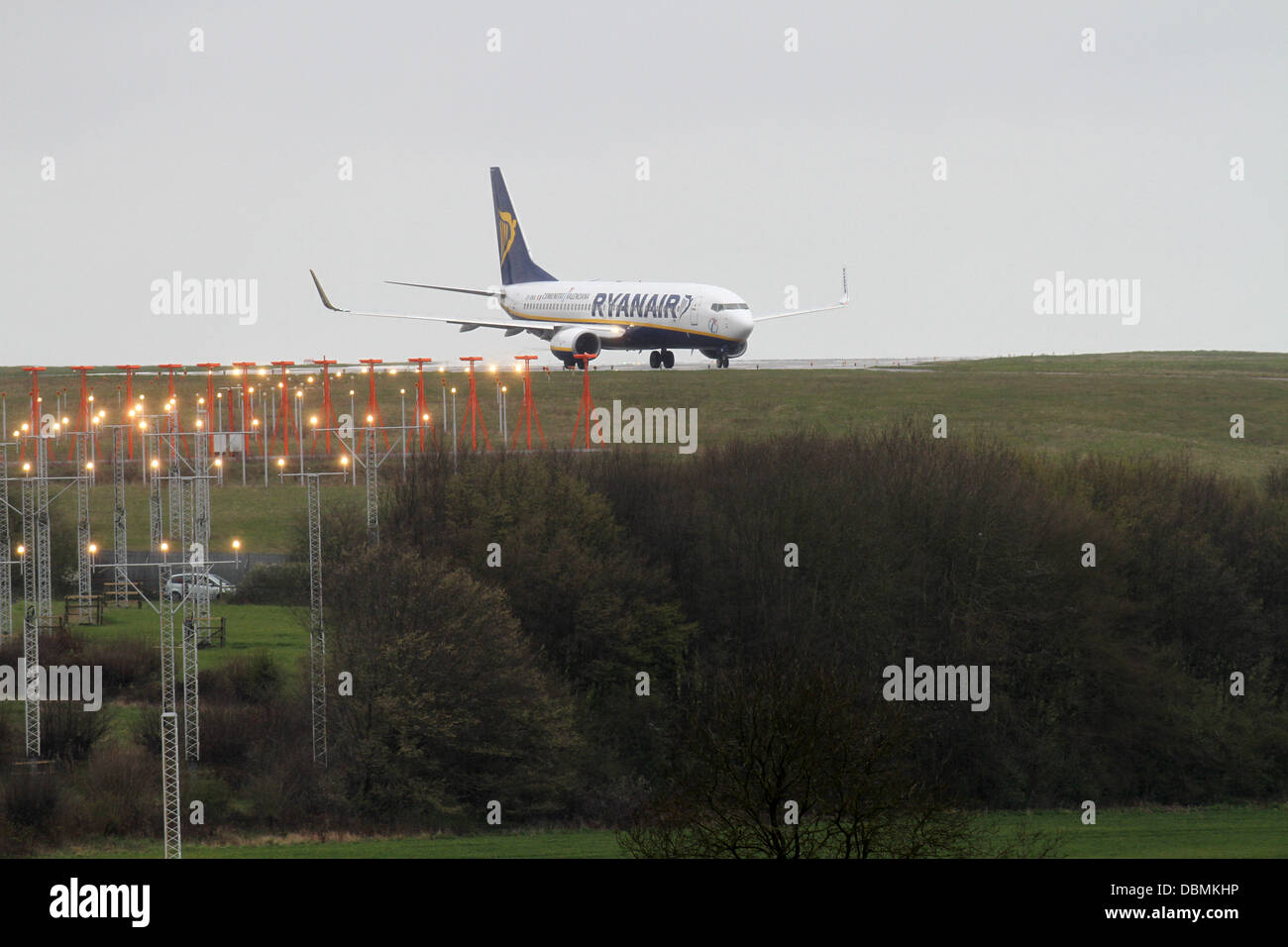 Ryanair Boeing 737 bereitet sich abheben von der Startbahn am Flughafen Luton Stockfoto