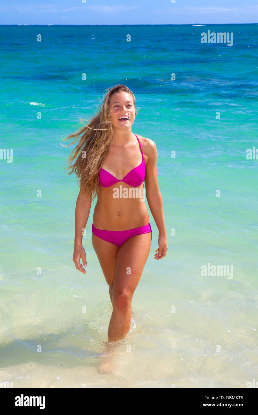 Mädchen im rosa Bikini in den Ozean in hawaii Stockfoto