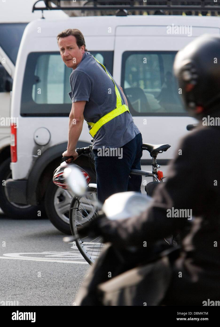 Der britische Premierminister macht David Cameron seinen Weg in London auf einem Fahrrad. Stockfoto