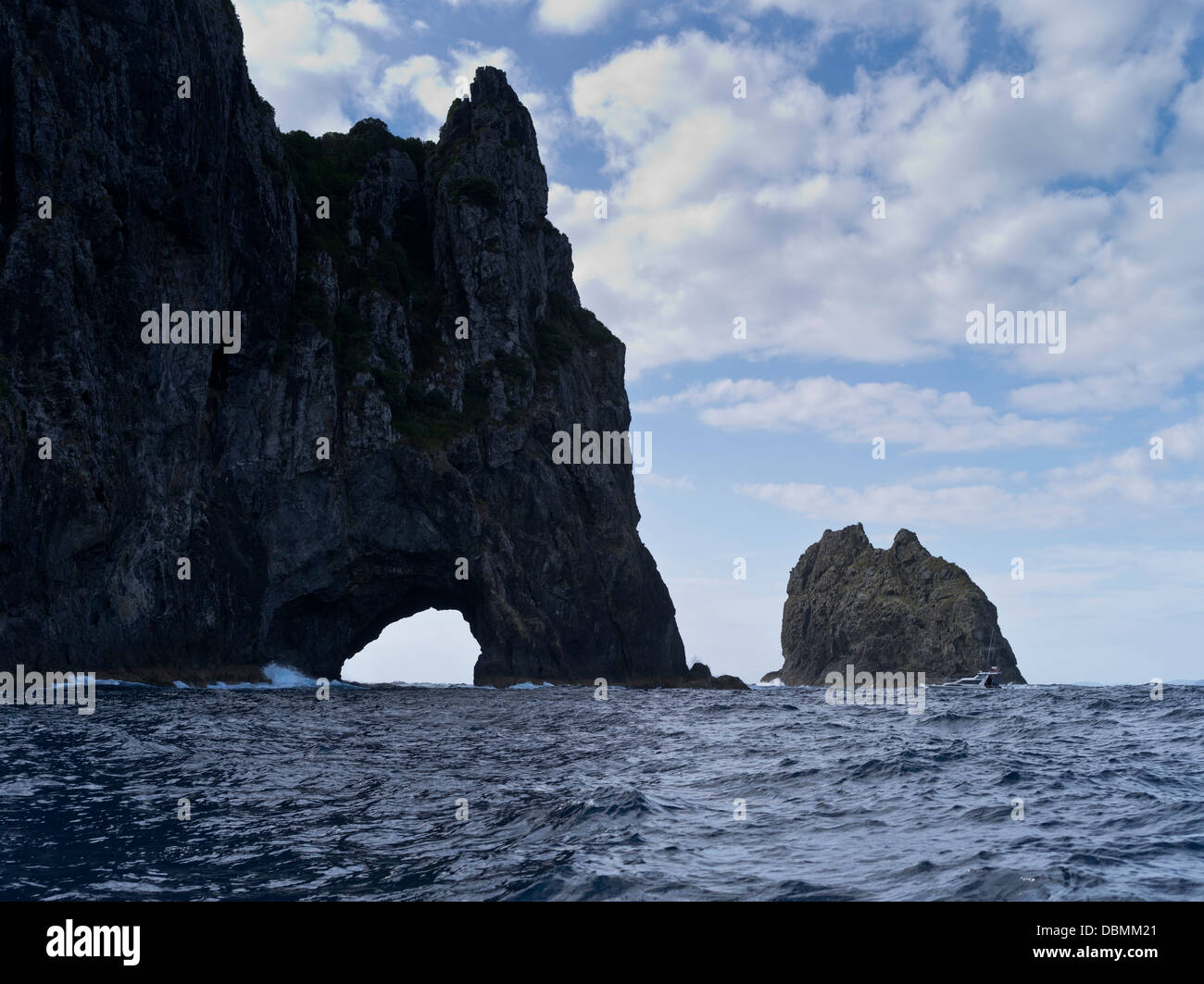 dh Piercy Insel Bucht der Inseln Neuseeland Loch in die Felsen Motukokako-Insel silhouette Stockfoto
