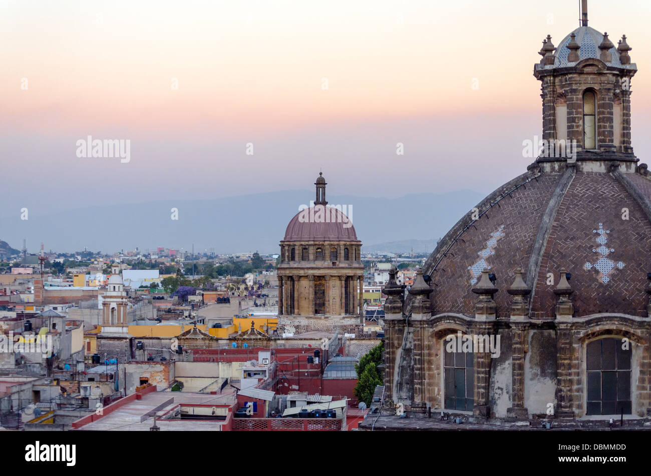 Kirche-Kuppeln und Stadtbild in Mexiko-Stadt Stockfoto