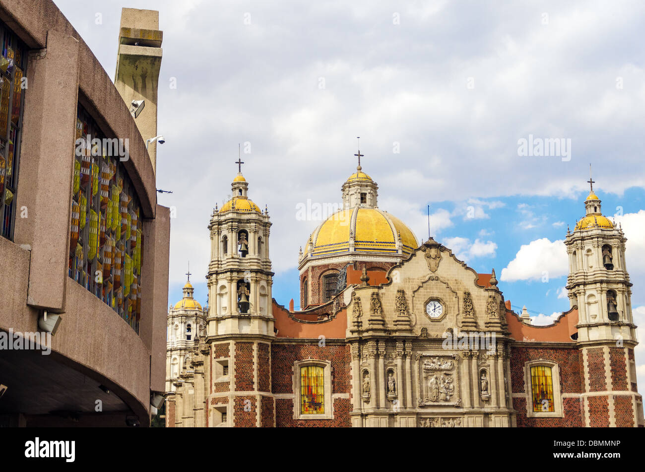 Blick auf die alte und die neue Basilika der Muttergottes von Guadalupe Stockfoto
