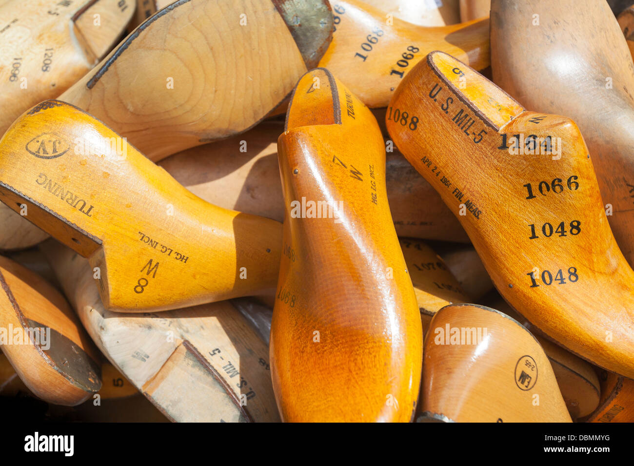 Fügt ein Haufen von antiken Holzschuh. Stockfoto