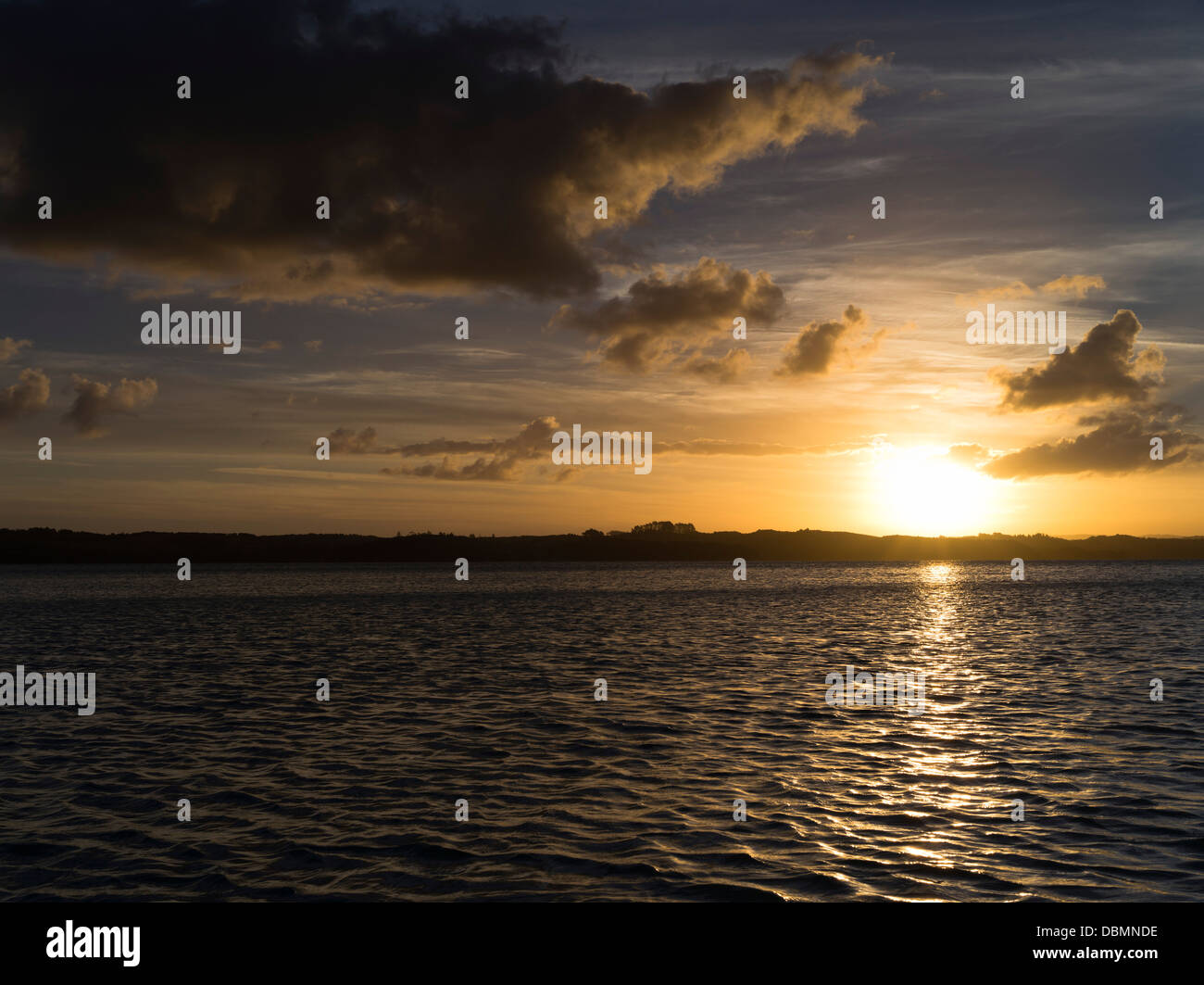 dh Bucht der Inseln Neuseeland gelb goldenen Sonnenuntergang über Meer Stockfoto