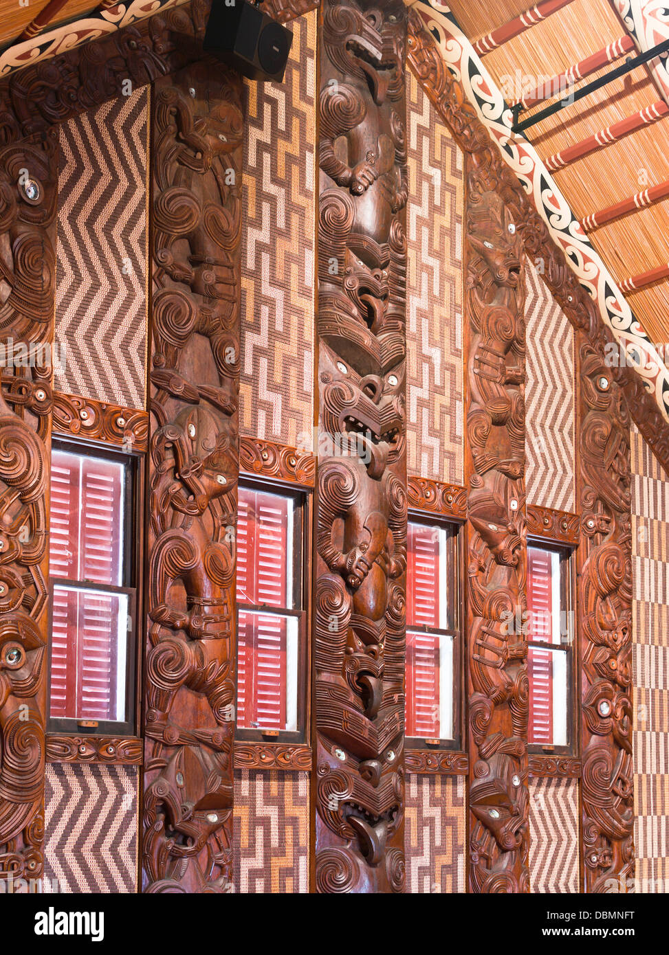 Dh Waitangi Treaty Grounds BUCHT DER INSELN NEUSEELAND Whare Runanga Innenraum Maori Meeting House Schnitzereien Schnitzerei marae Kultur Stockfoto