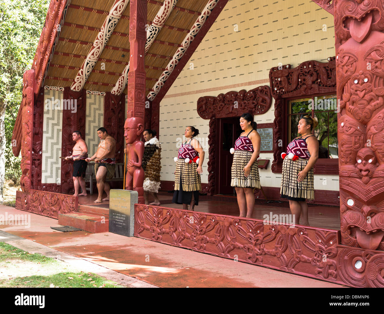dh Waitangi Vertragsgrund BAY OF ISLANDS NEW ZEALAND Maoris Begrüßung Whare Runanga Maori Treffen Haus Schnitzereien Menschen marae nz Willkommenskultur Stockfoto