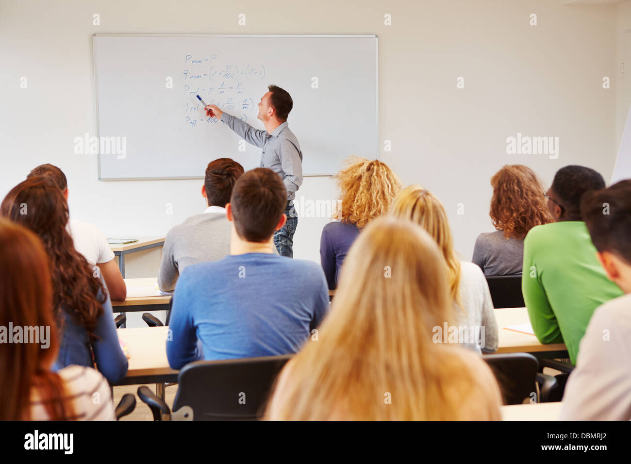 Schüler, die Lehrer in der Klasse auf einem whiteboard Stockfoto
