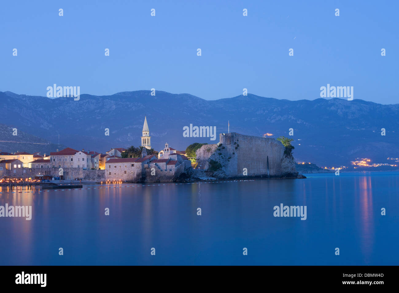 Twilight-Zeit an der Stelle der alten Stadt von Budva, Montenegro Stockfoto